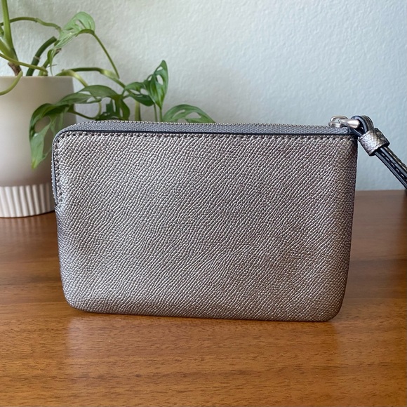 NEW Coach Corner Zip Wristlet Silver Metallic Ash Leather Wallet Glam Clutch - Picture 4 of 15